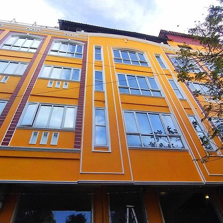 Chaplin Hotel Пондичери Екстериор снимка