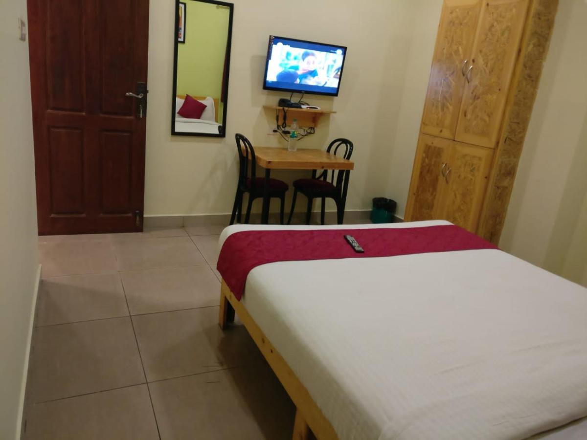 Chaplin Hotel Пондичери Екстериор снимка