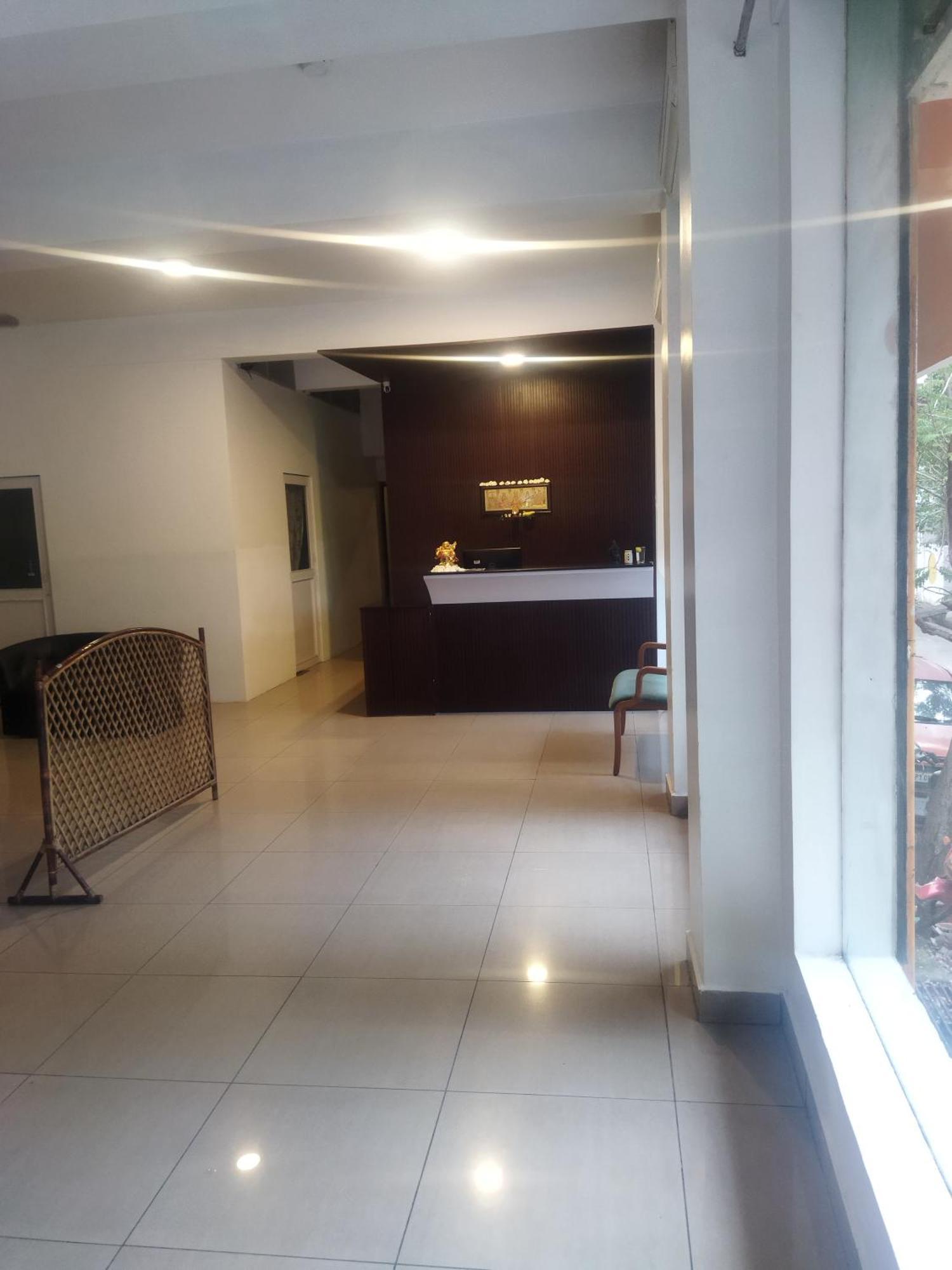 Chaplin Hotel Пондичери Екстериор снимка