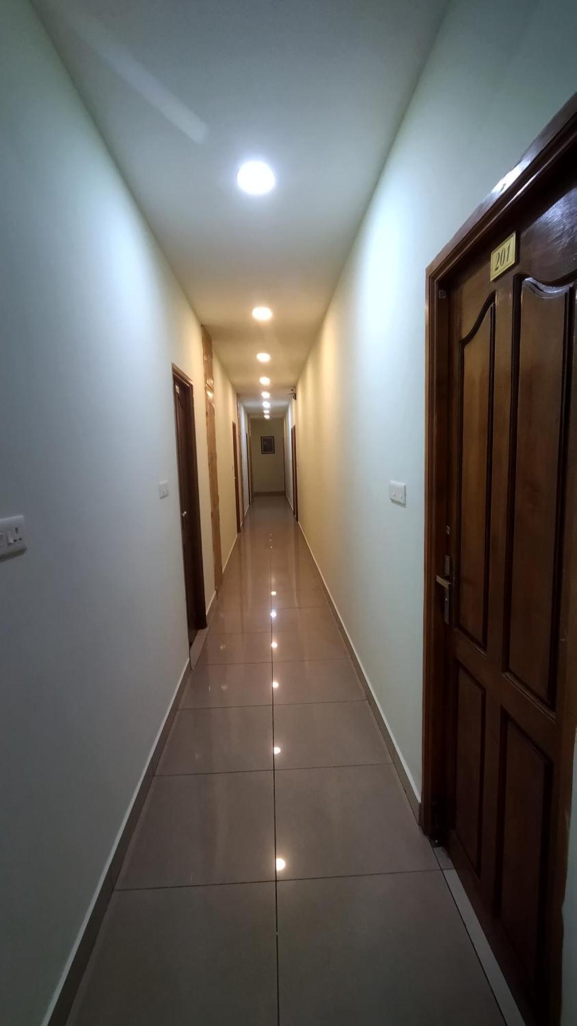 Chaplin Hotel Пондичери Екстериор снимка