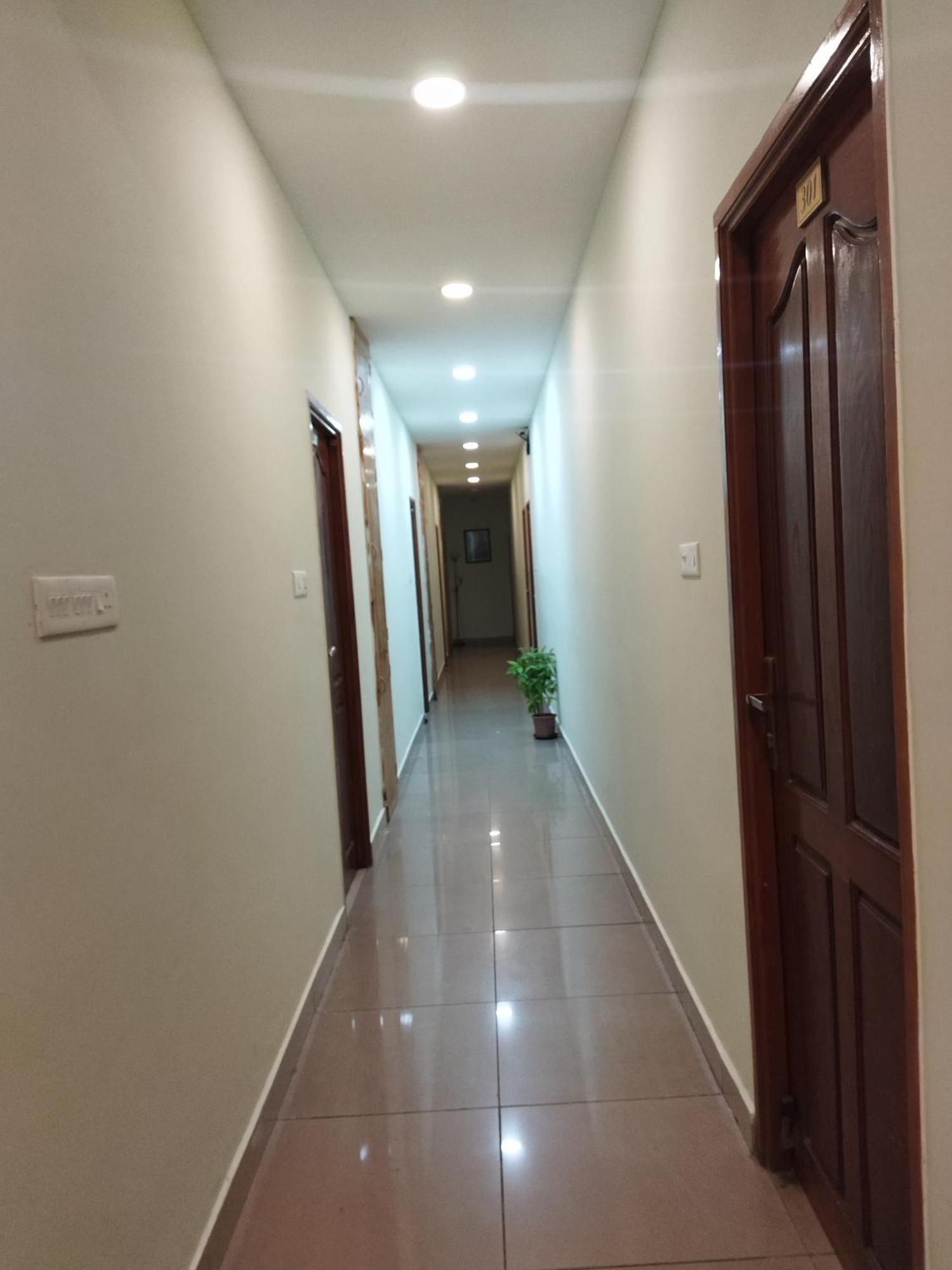 Chaplin Hotel Пондичери Екстериор снимка