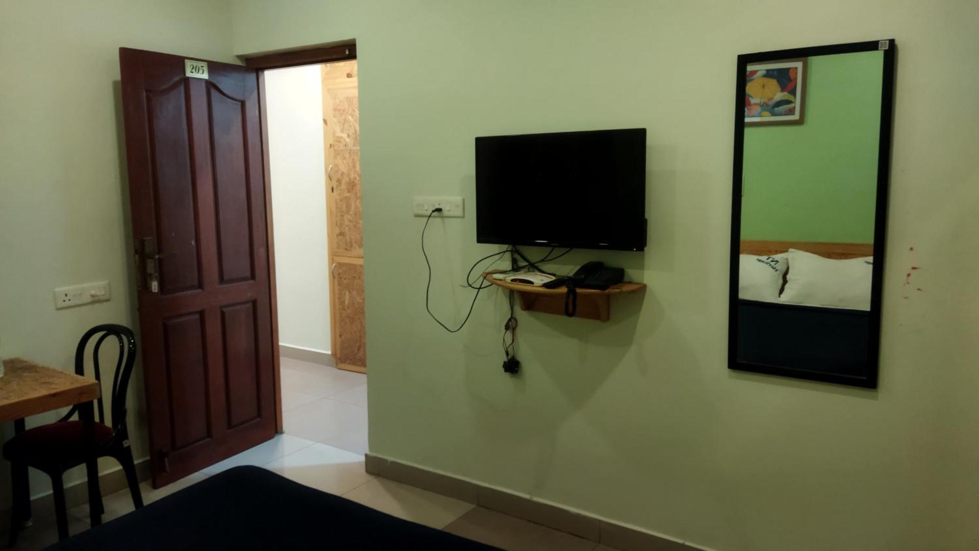 Chaplin Hotel Пондичери Екстериор снимка