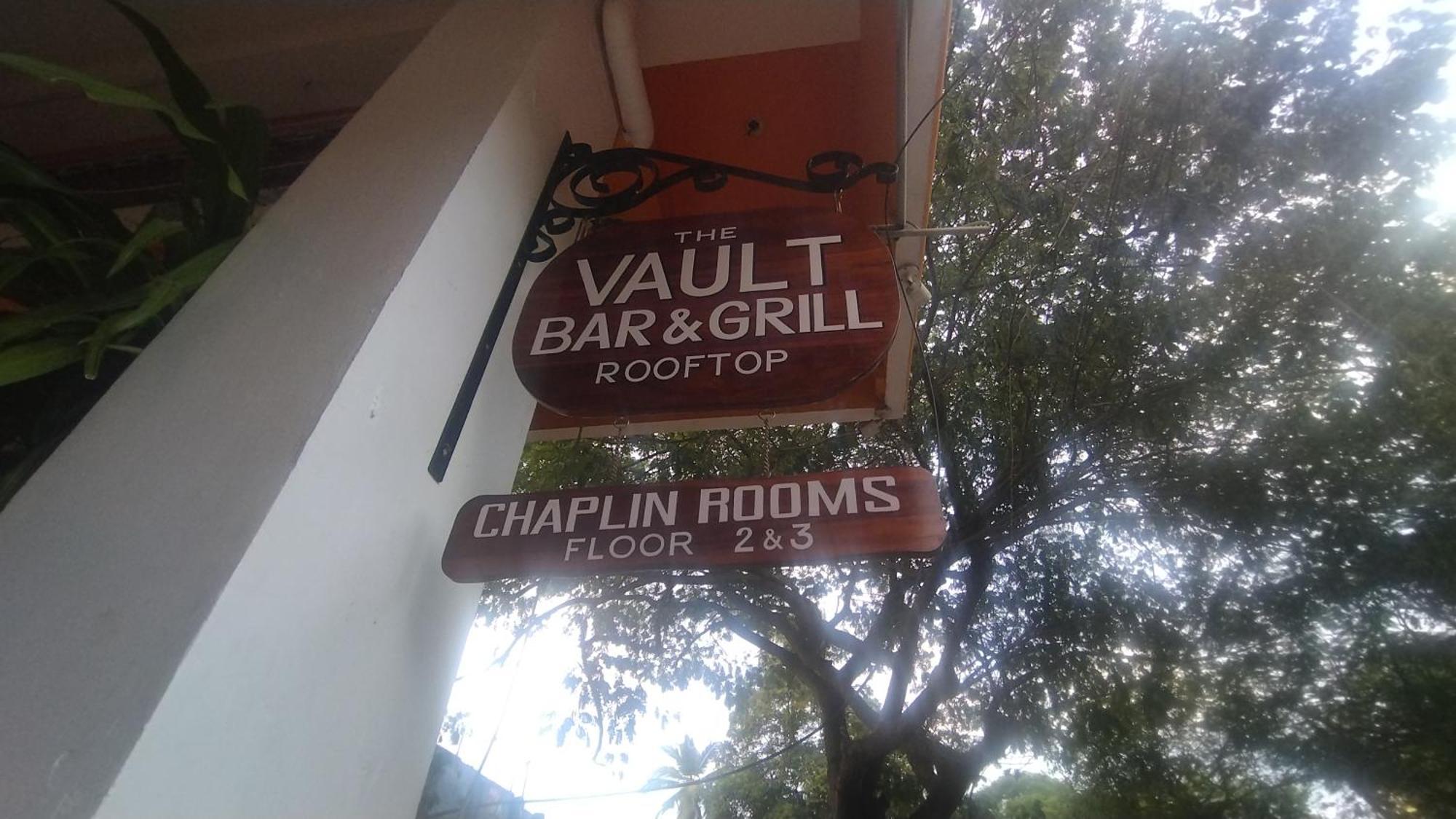 Chaplin Hotel Пондичери Екстериор снимка