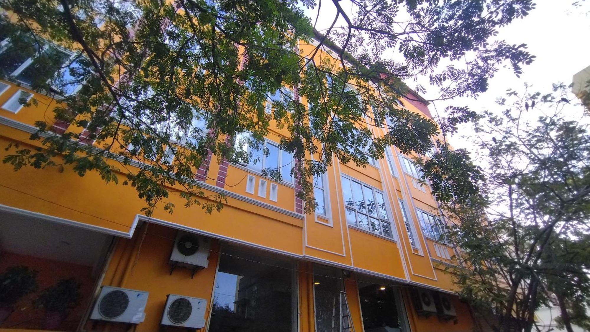 Chaplin Hotel Пондичери Екстериор снимка