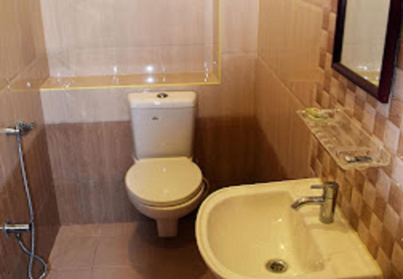 Chaplin Hotel Пондичери Екстериор снимка