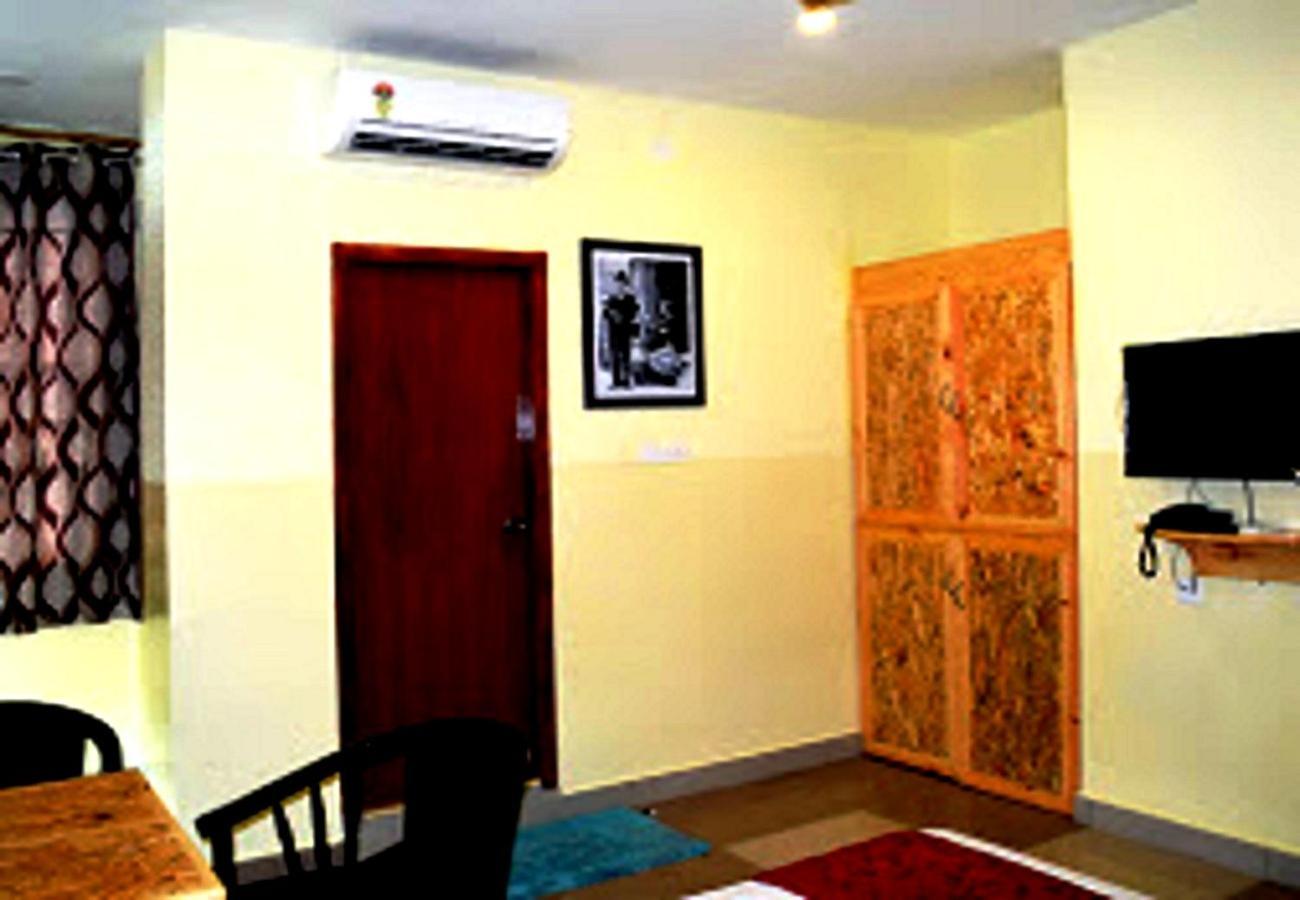 Chaplin Hotel Пондичери Екстериор снимка