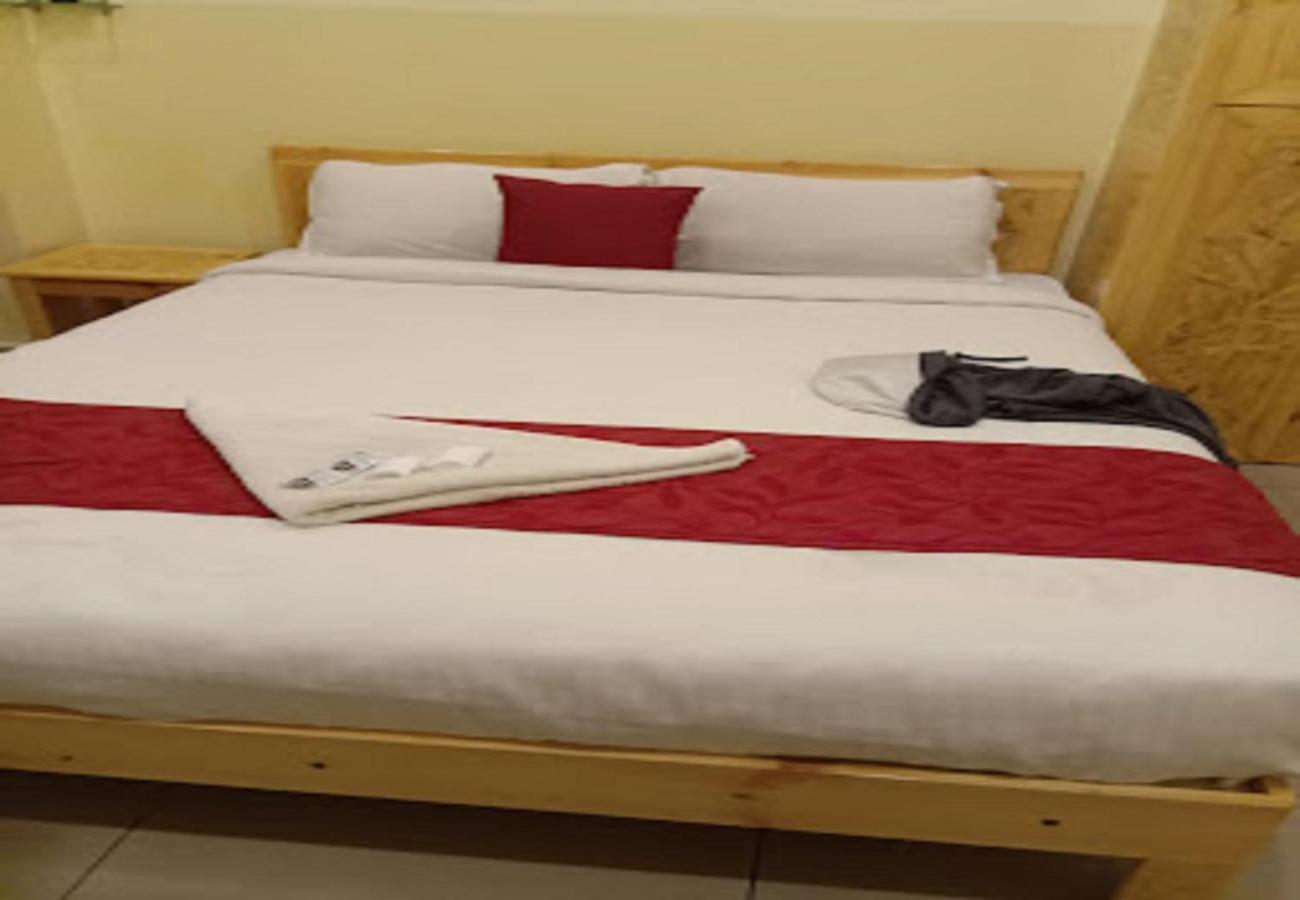 Chaplin Hotel Пондичери Екстериор снимка