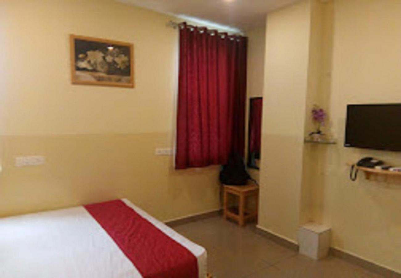 Chaplin Hotel Пондичери Екстериор снимка