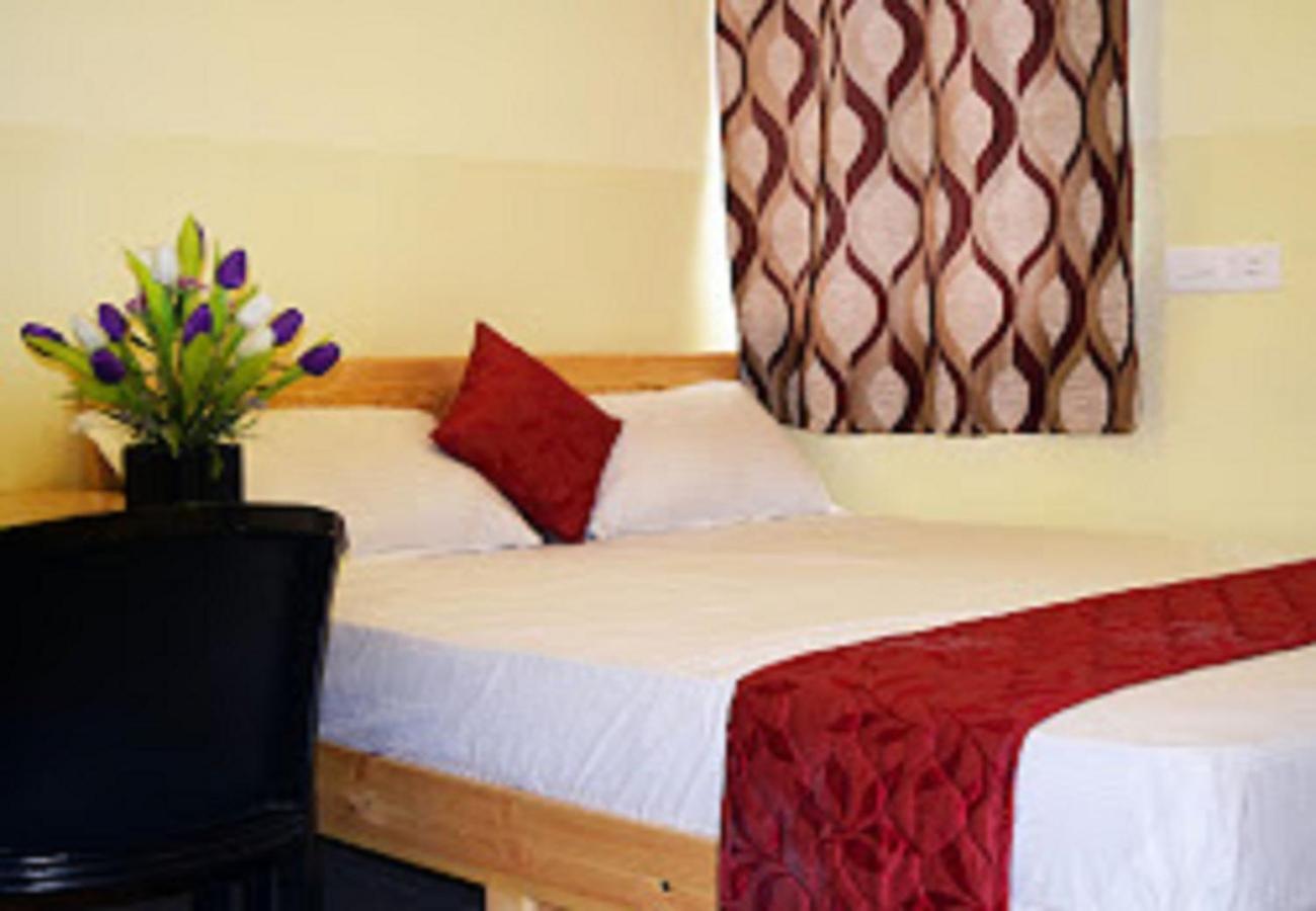 Chaplin Hotel Пондичери Екстериор снимка