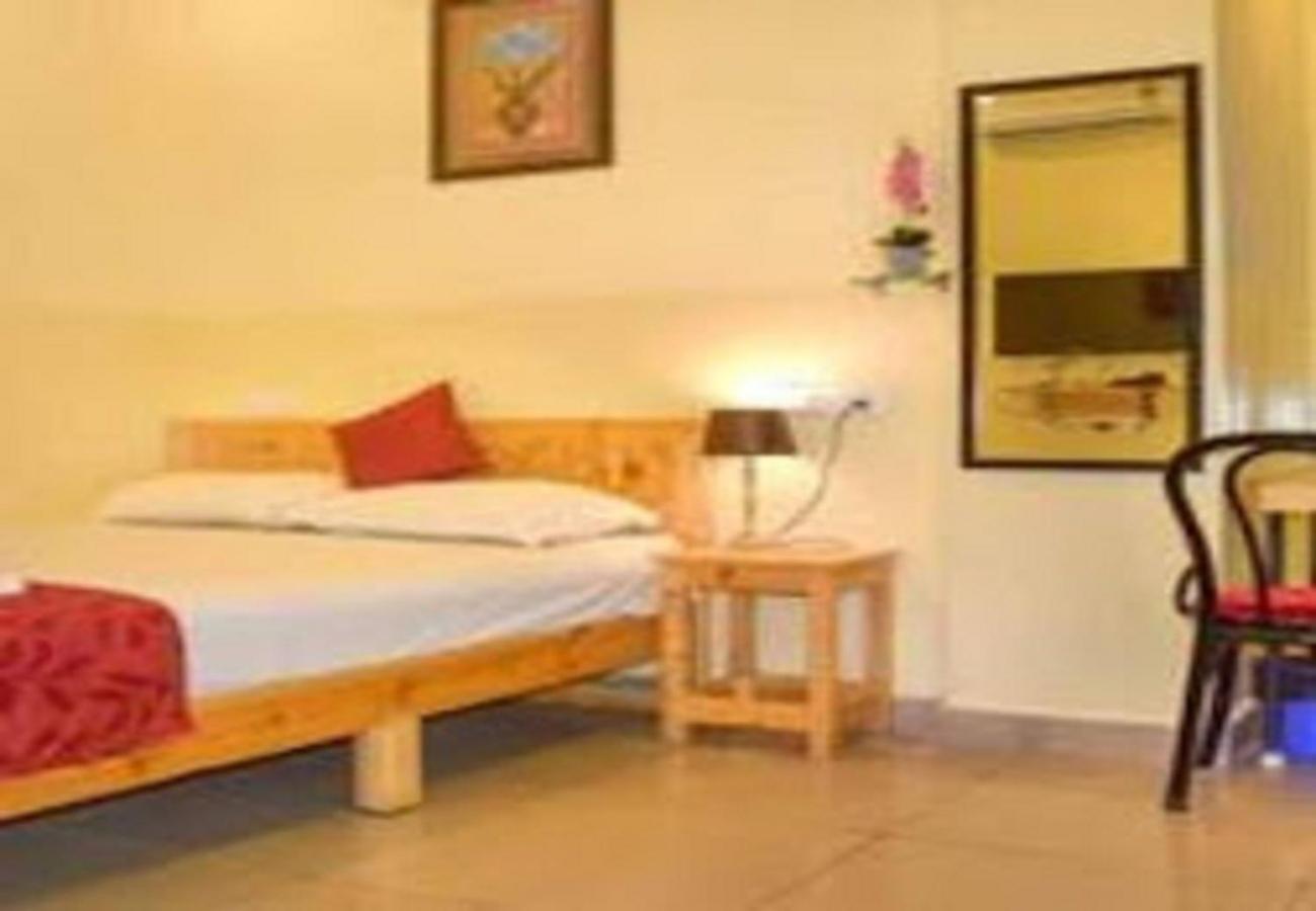 Chaplin Hotel Пондичери Екстериор снимка