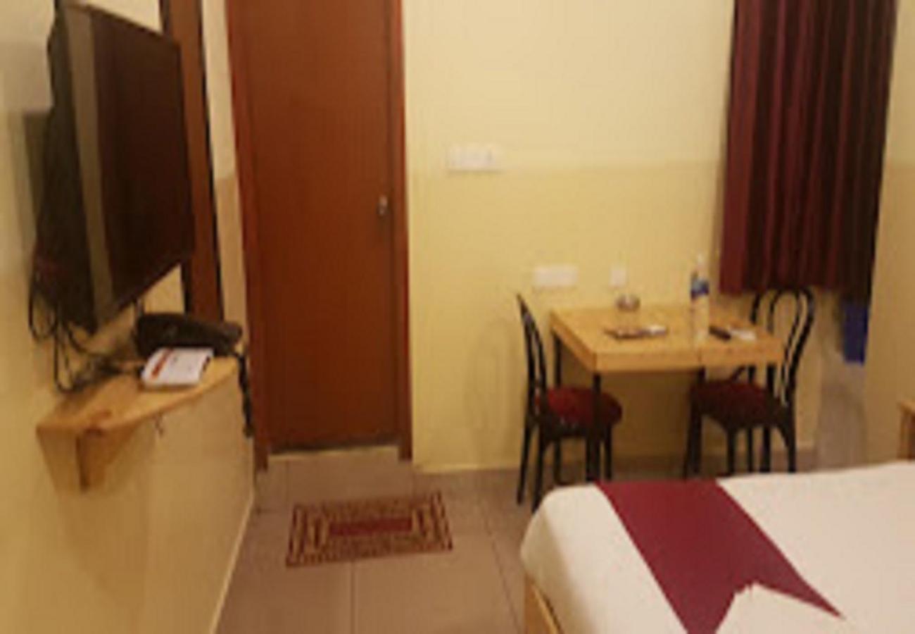 Chaplin Hotel Пондичери Екстериор снимка