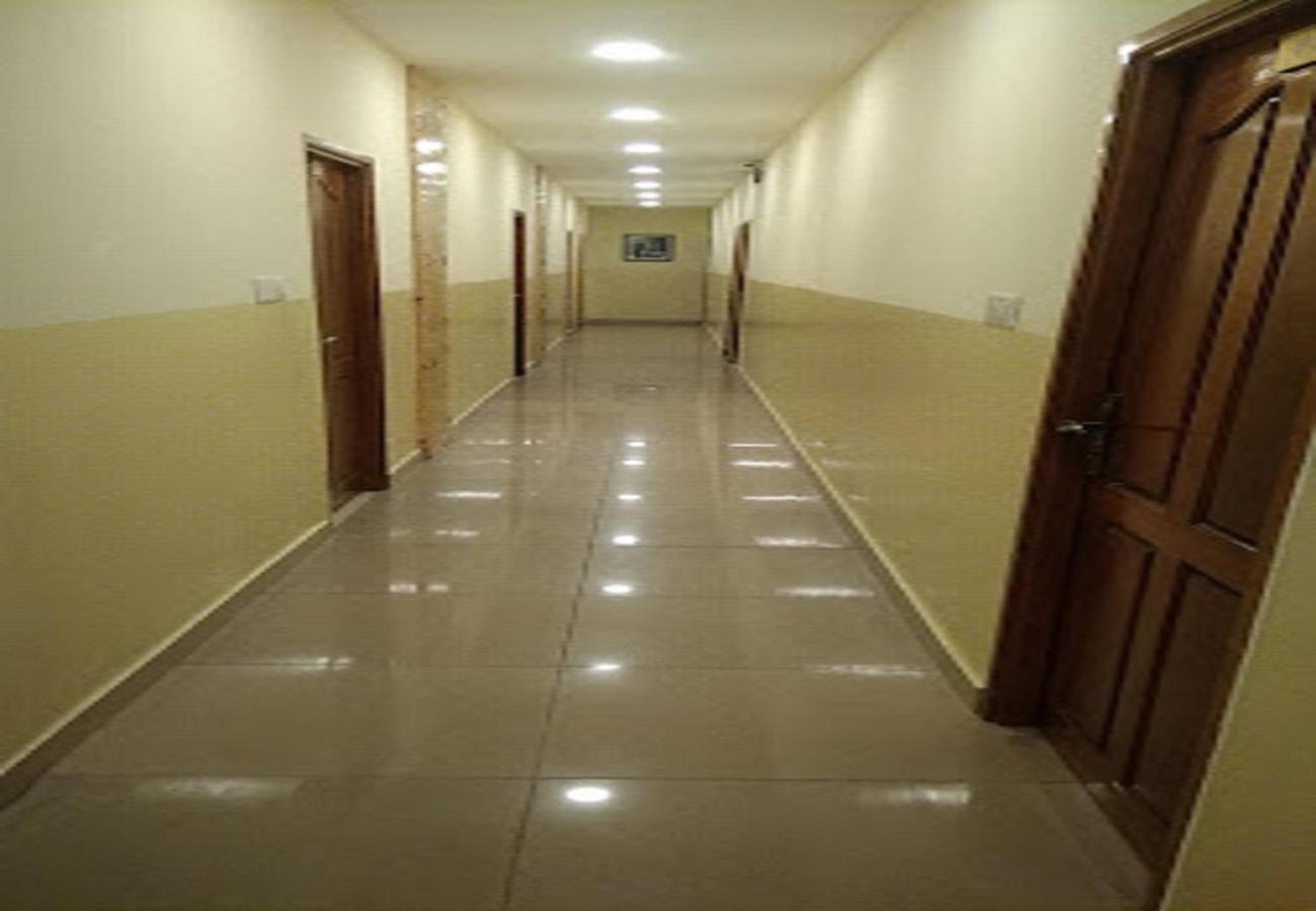 Chaplin Hotel Пондичери Екстериор снимка