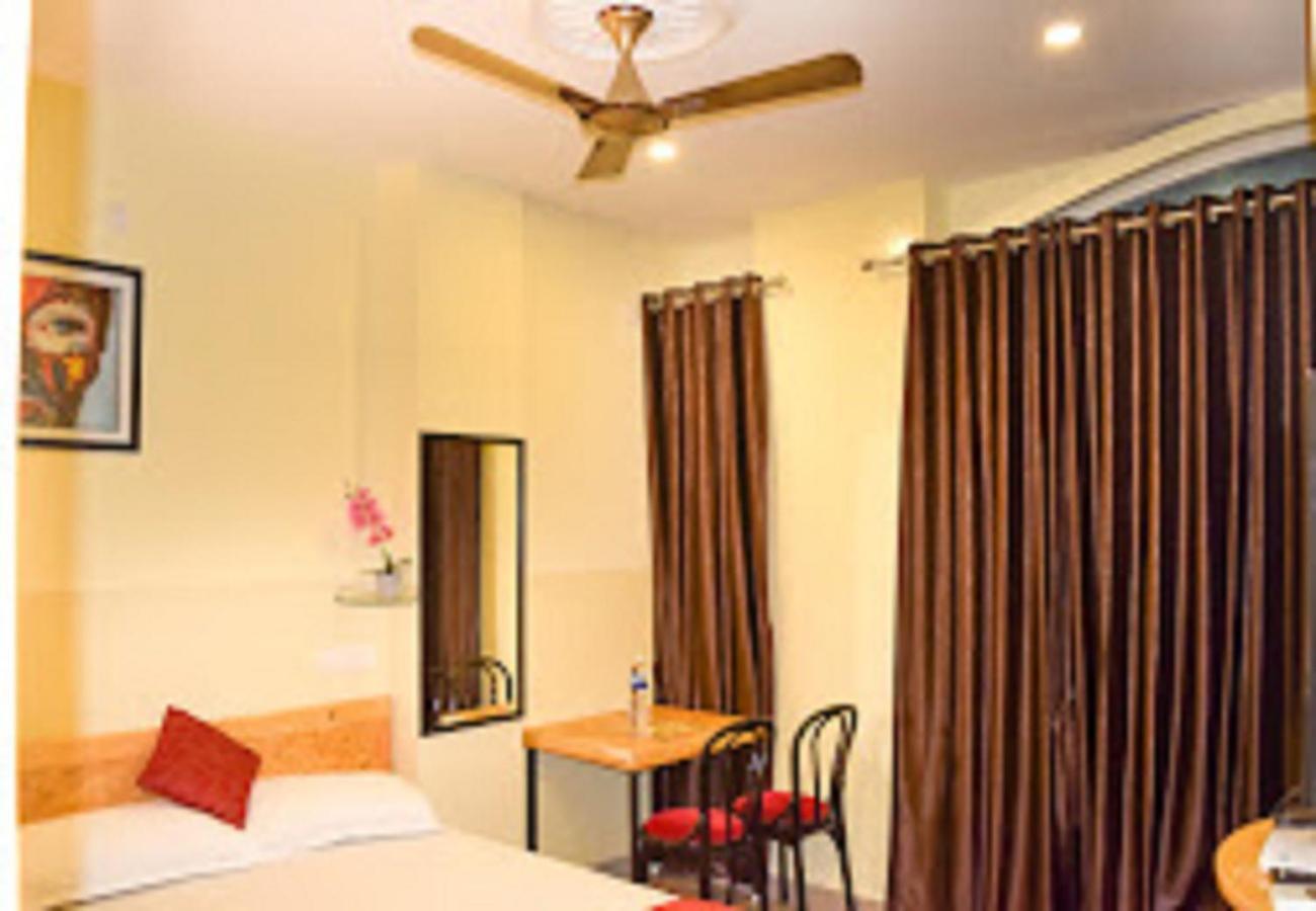 Chaplin Hotel Пондичери Екстериор снимка