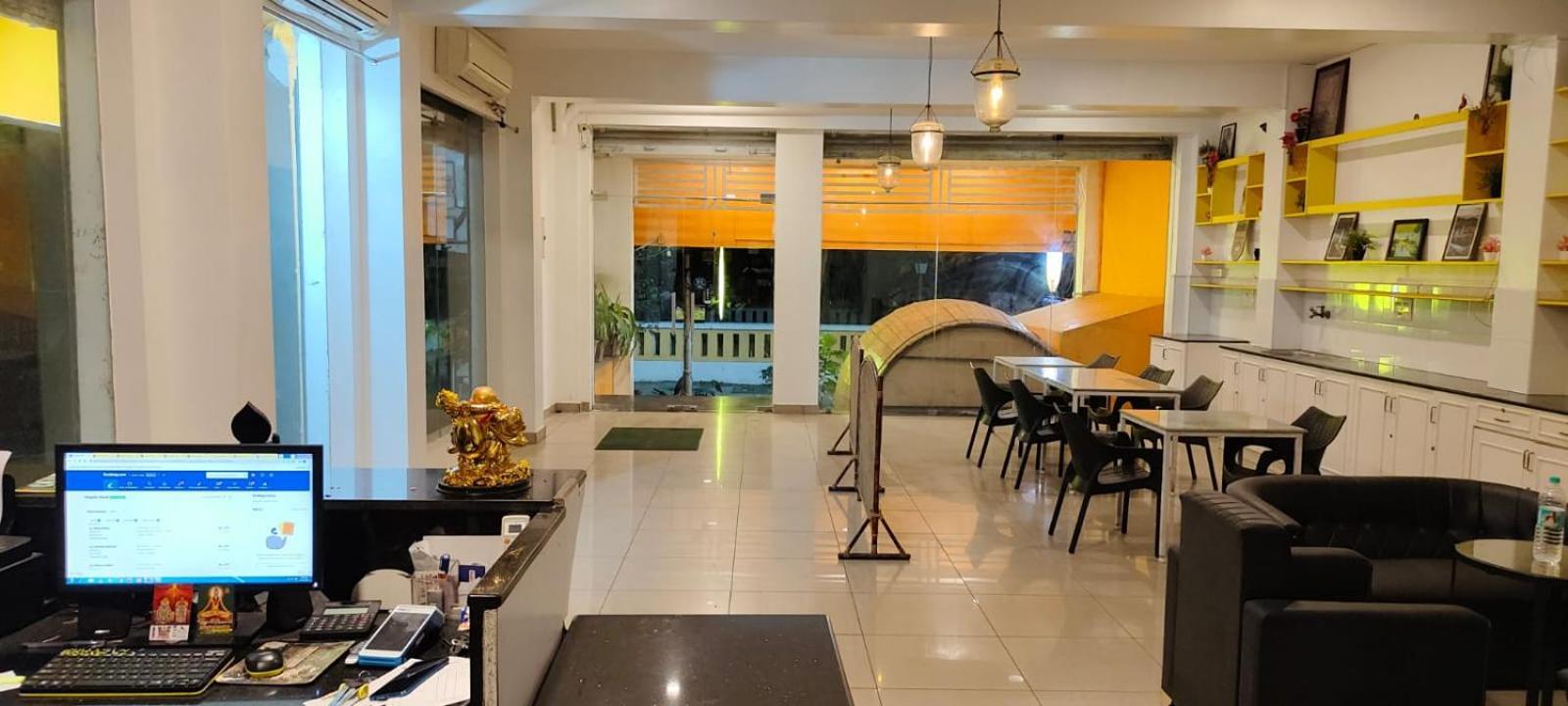 Chaplin Hotel Пондичери Екстериор снимка