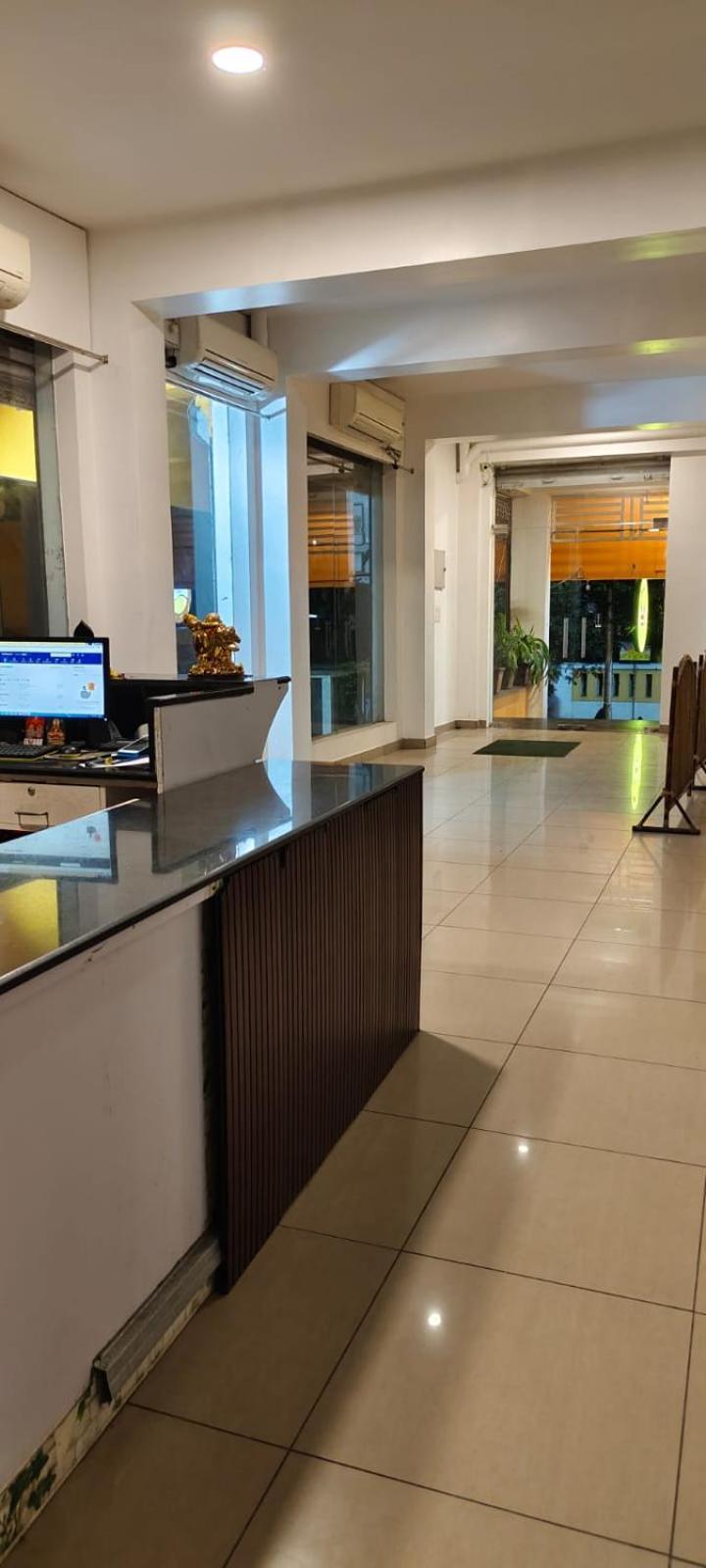 Chaplin Hotel Пондичери Екстериор снимка