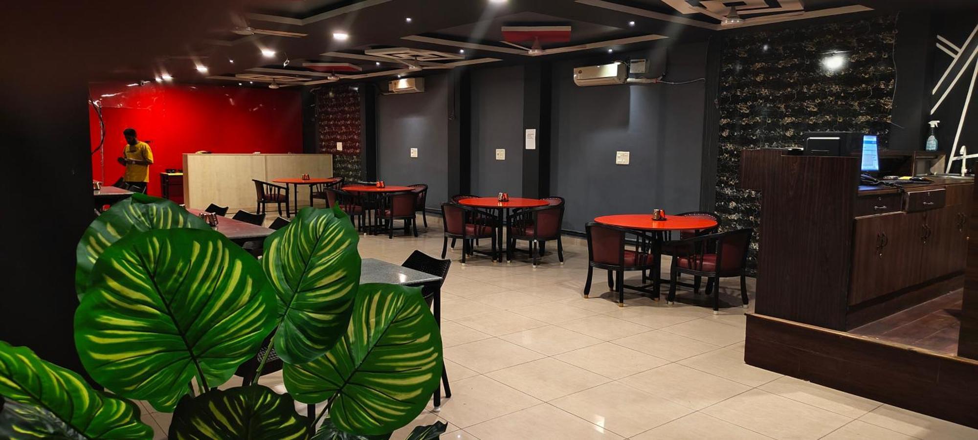 Chaplin Hotel Пондичери Екстериор снимка